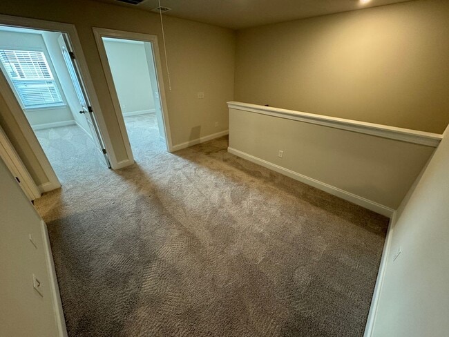 Building Photo - FOR LEASE - 3 bed, 2.5 bath, 1611 sqft tow...
