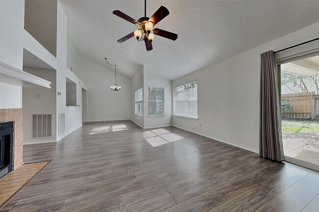 Building Photo - 8614 Lake Crystal Dr