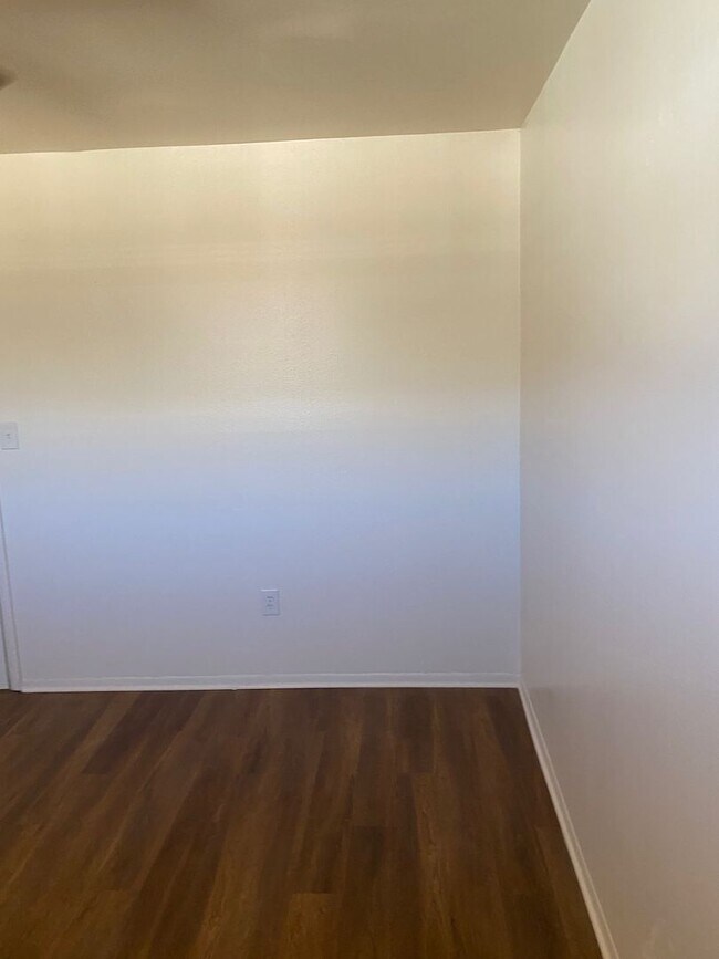Building Photo - Newly Renovated 2BR | Courtyard & back patio | Lots of natural light