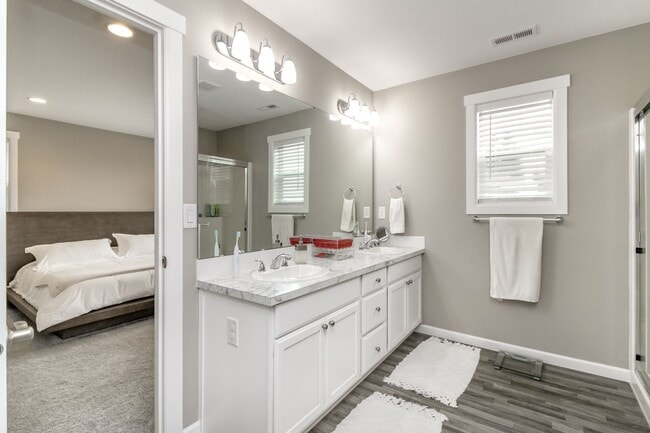 Building Photo - Beautiful 3 Bedroom 2.5 Bathroom Property
