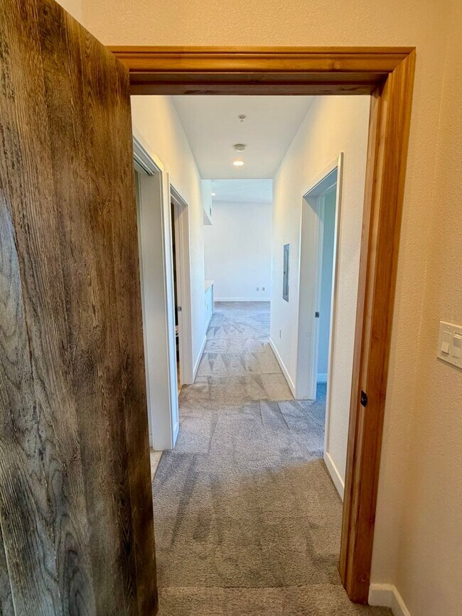 Building Photo - Corner Unit With Views