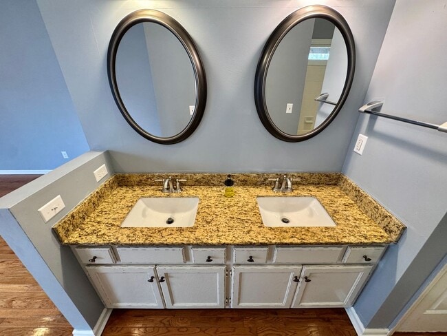 Building Photo - One-Level Living with Garage on a Cul-de-Sac in Nashville!