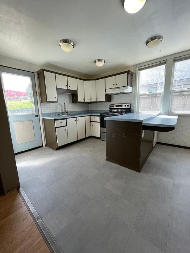 Building Photo - 3 Bedroom 2 Bathroom Home in Fantastic Location