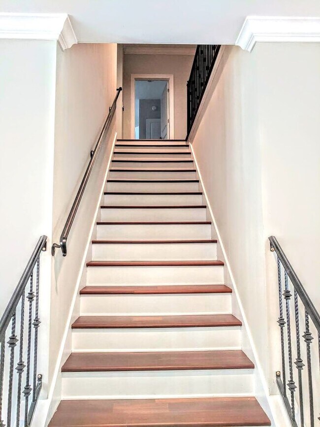 Building Photo - An amazing Townhouse for people who like big open space down Bedroom 4 Bathroom 3.5