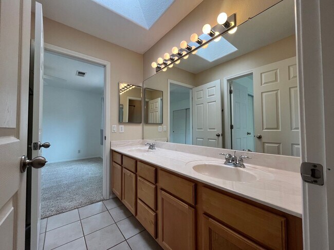Building Photo - Gorgeous and Quiet 4 Bedroom 2.5 Bathroom ...