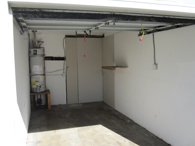 Building Photo - 2550 Greenfield Ave