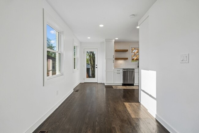 Building Photo - 902 Broadmoor Dr