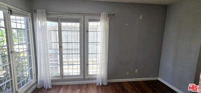 Building Photo - 158 S Elm Dr