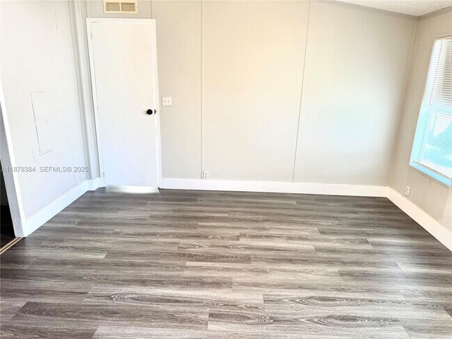 Building Photo - 220 NE 12th Ave