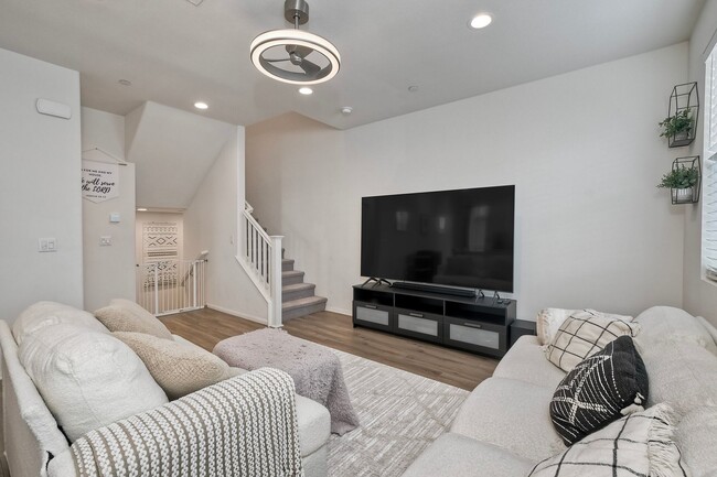 Building Photo - 2211 Solara Ln