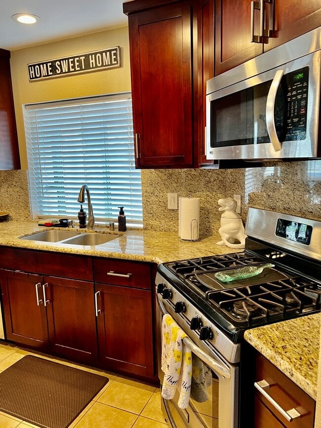 Building Photo - Centrally Located Roseville Condo