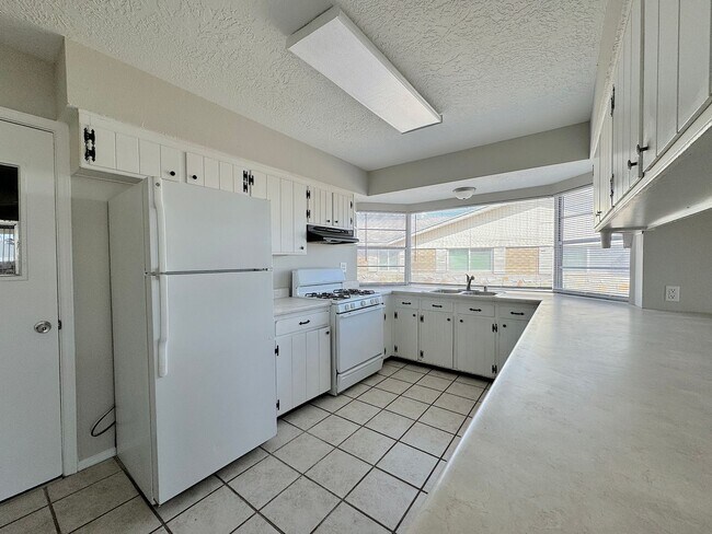Building Photo - 10200 Galahad Way