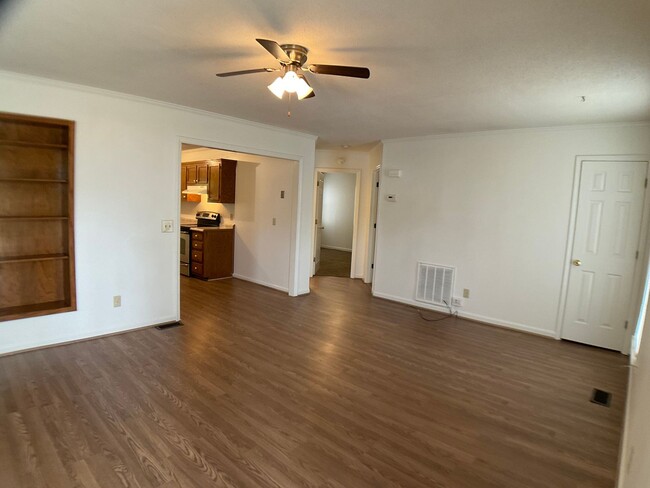 Building Photo - Spacious 2 bed, 1 bath top floor of Duplex