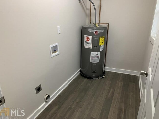 Building Photo - 6234 Collins St NE