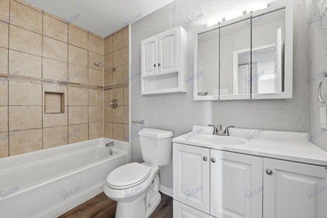 Building Photo - 7400 Butternut Ct