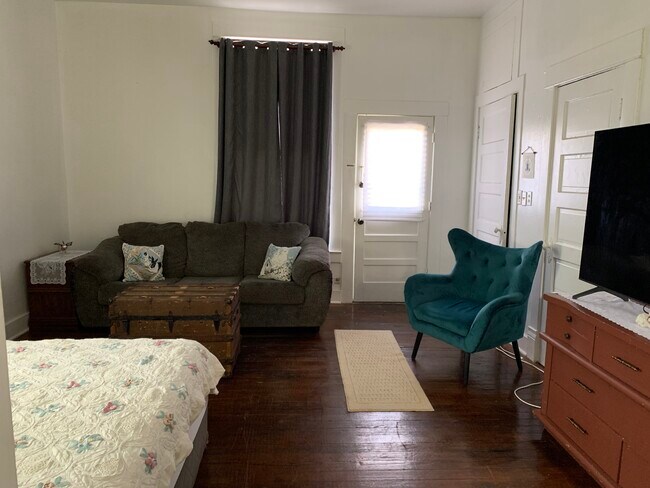 Living/bedroom - 654 Jordan St