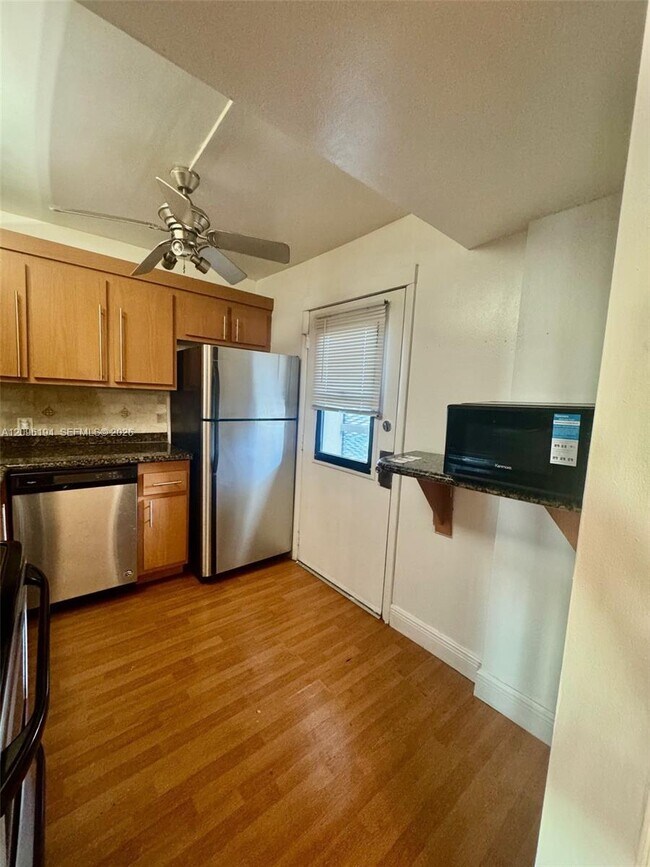 Building Photo - 3475 N Country Club Dr