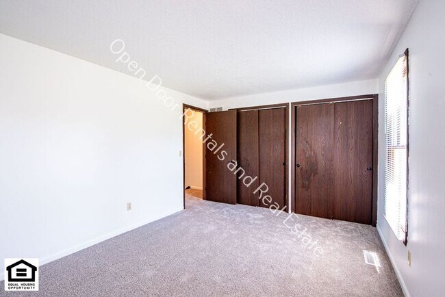 Building Photo - 5214 Vermont Ln
