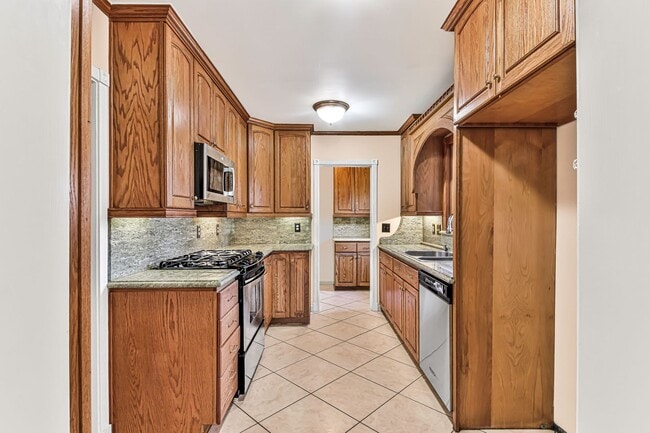 Building Photo - Expansive Three-Bedroom Home with Front and Back Yard in Long Beach AVAILABLE NOW