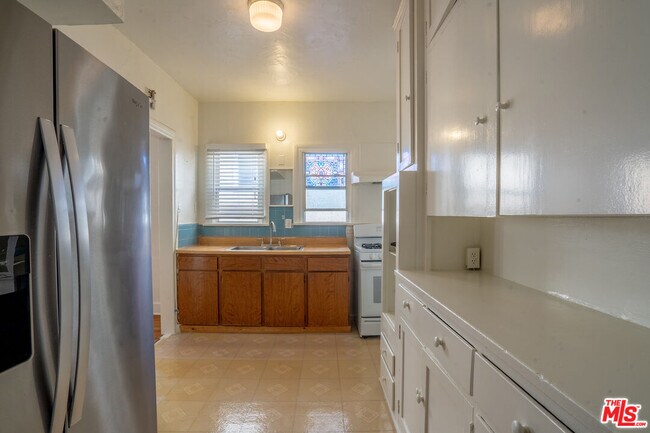 Building Photo - 162 S Berendo St