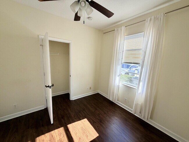 Building Photo - "Charming 3-Bed, 2-Bath Oasis in Wellington's Heart – 1060 Sqft of Comfort Awaits!"