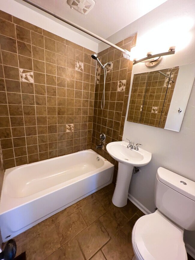 Building Photo - Lovely Home in Chafee Park Ready to Go!