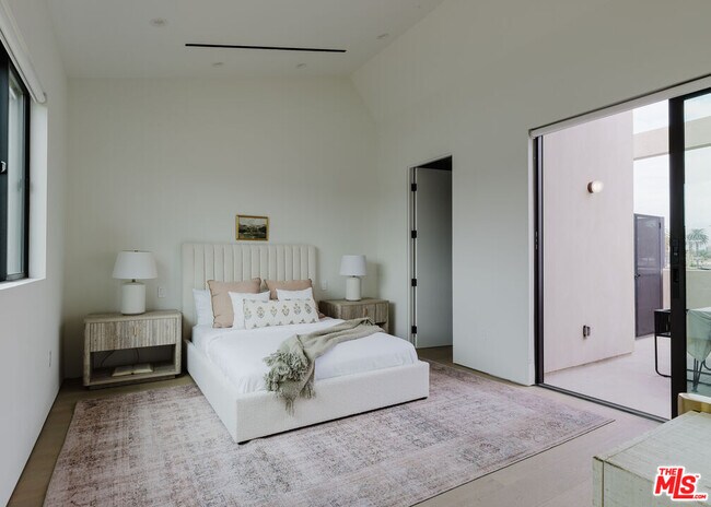 Building Photo - 2855 S Sycamore Ave