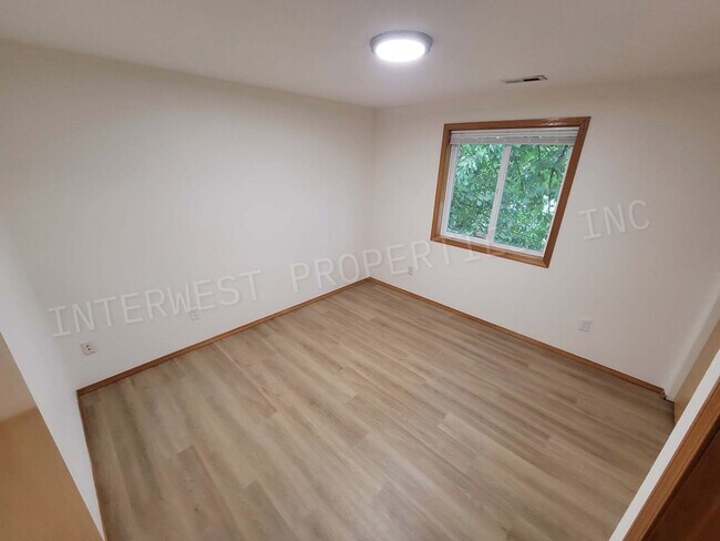 Building Photo - *1ST MONTH'S RENT FREE PROMO* SE Portland Home on A Cul-De-Sac with Garage, Yard, Fireplace and M...
