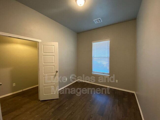 Building Photo - 7804 Meadow Lake Dr