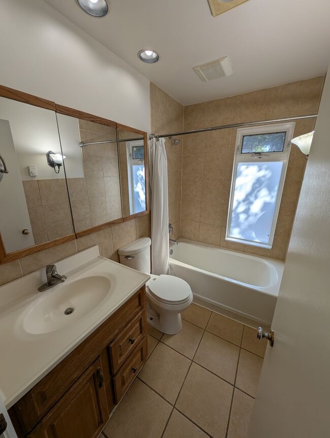 Building Photo - Well Maintained Duplex Unit in Bremerton, ...