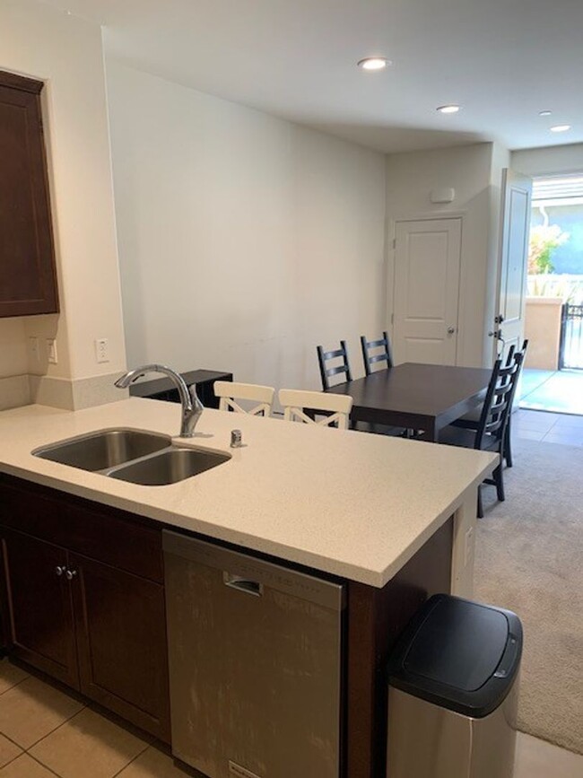Building Photo - Goleta townhome