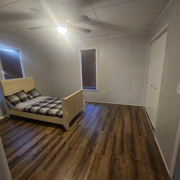 Building Photo - 415 S 5th St