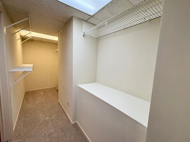 Building Photo - 1325 W Poplar St