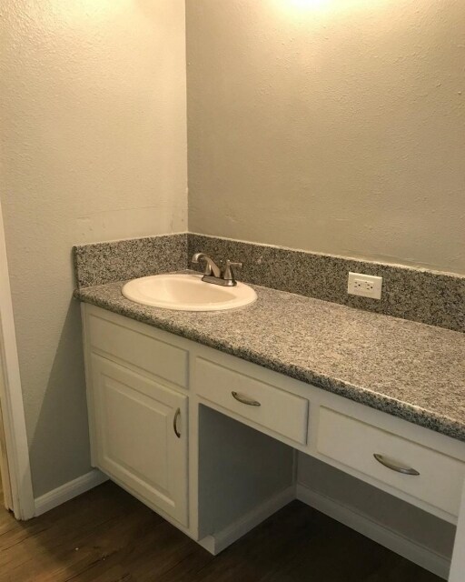 Building Photo - 1939 Meadowwood Ct