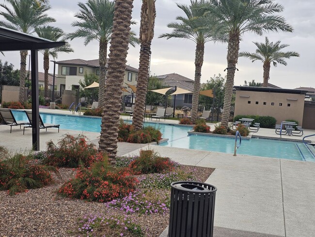 Building Photo - 5 BEDROOM 4 BATH SINGLE FAMILY HOME