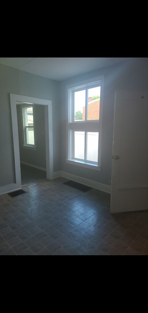 Building Photo - 4 Bed, 2 Bath/Remodled