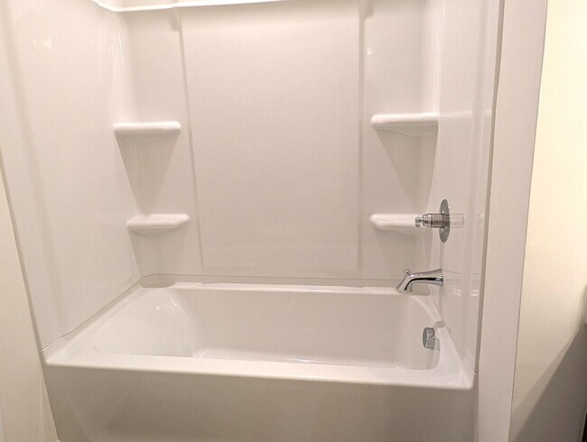 Building Photo - Beautiful, 2 story, end-unit, Townhome located in the Bell Glen Community!