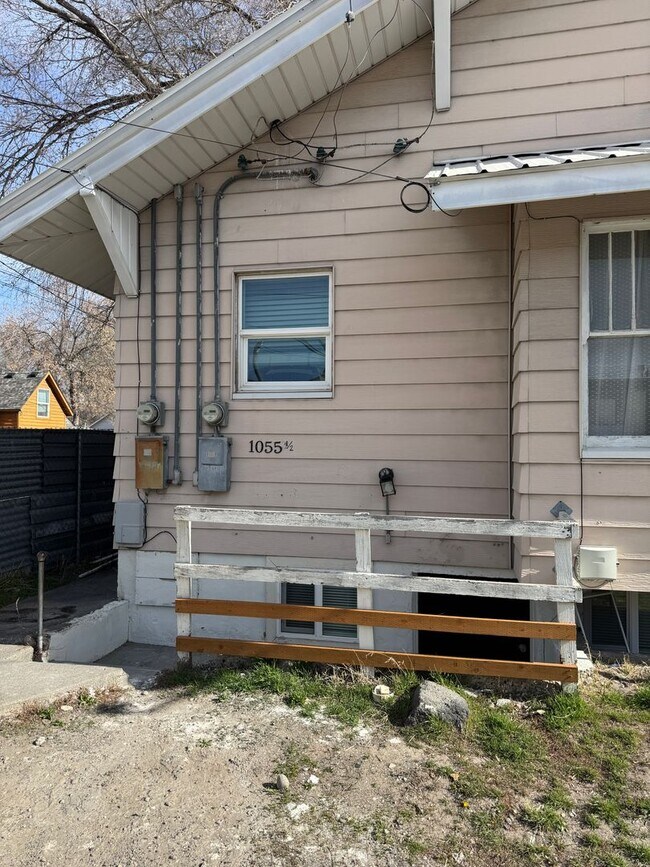 Building Photo - 3 bed/ 1 bath basement apartment