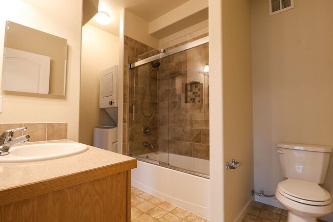 Building Photo - Updated 2 Bedroom Apartment in Windsor