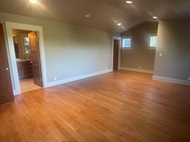 Building Photo - Tech Commuter's Dream Home - Walk to Micro...