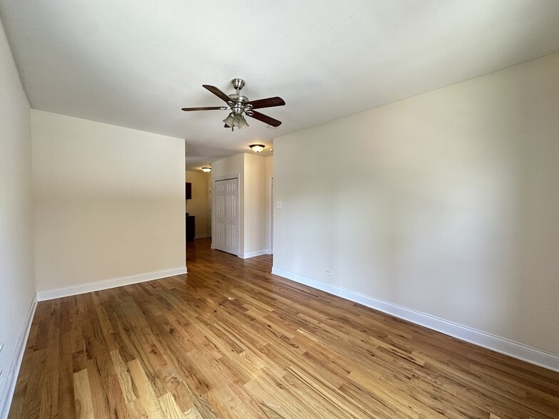 Building Photo - 938 W Cornelia Ave