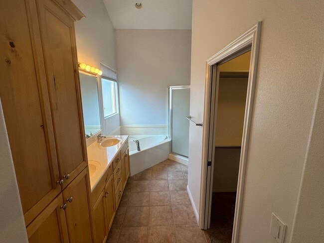 Building Photo - 3-Bed, 2-Bath Standalone Home with 2 Car G...