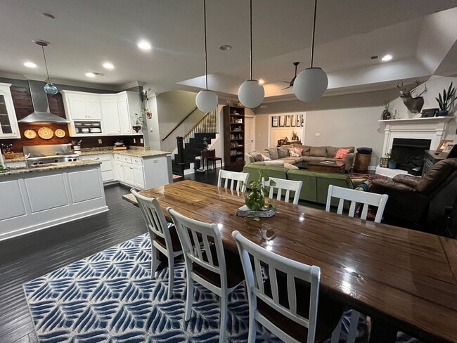 Building Photo - Beautiful 5 Bed 3 Bath Home! Fall 2026!