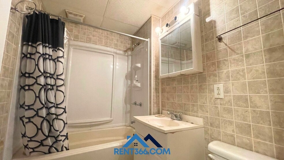 Building Photo - 403 E Norwegian St