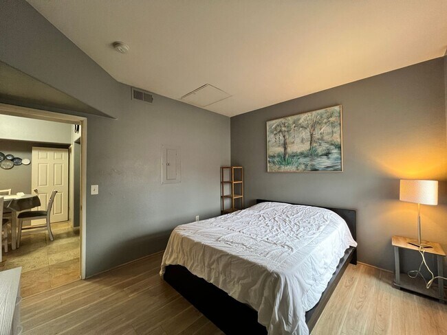 Building Photo - 2615 W Gary Ave