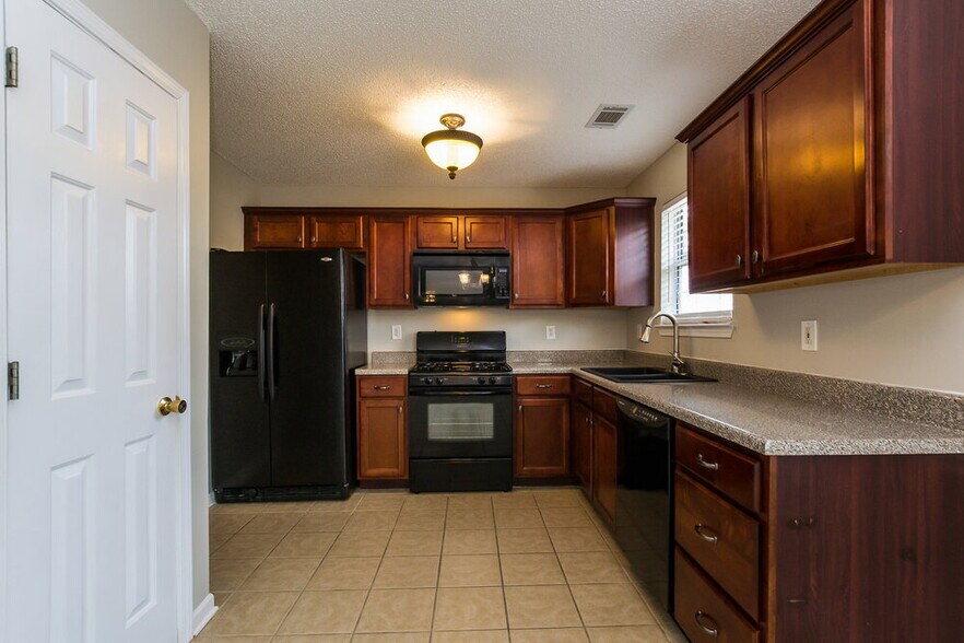 Building Photo - 3704 Lower Creek Dr