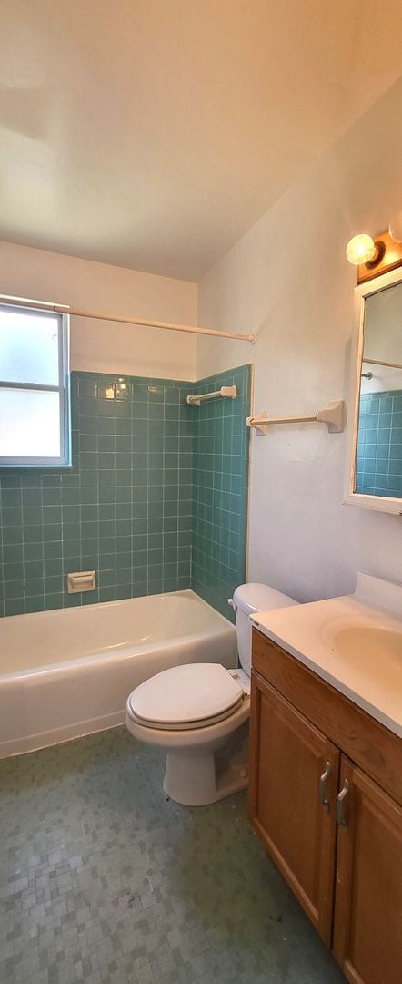 Building Photo - 2BR / 1 BA Riverside Upstairs Apartment w/ Off-street Parking