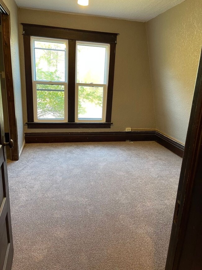 Building Photo - 4BD/1BA HOME!