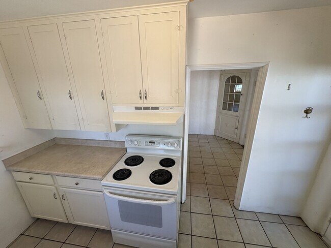Building Photo - Central Tucson charming historic adobe home