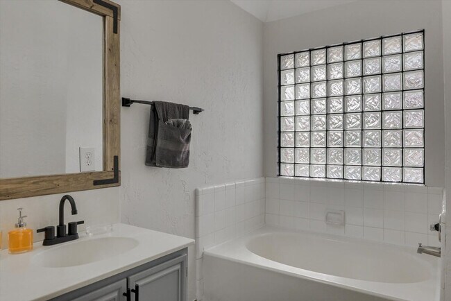 Building Photo - 516 Maywood Ln